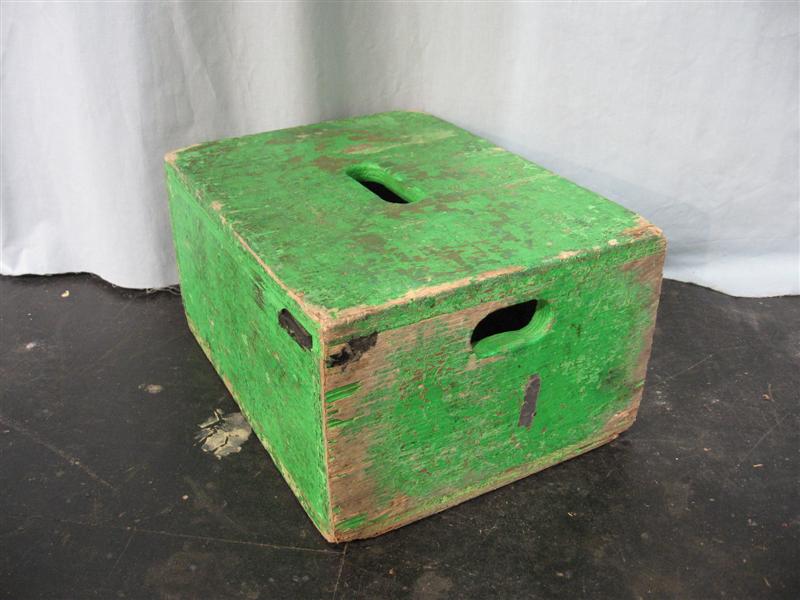 filmterms's tweet photo. The all-important Apple Box. Also comes in other sizes like the half apple, quarter apple, pancake and the extra-large New Yorker. #filmterm https://t.co/zAouCDwfeE