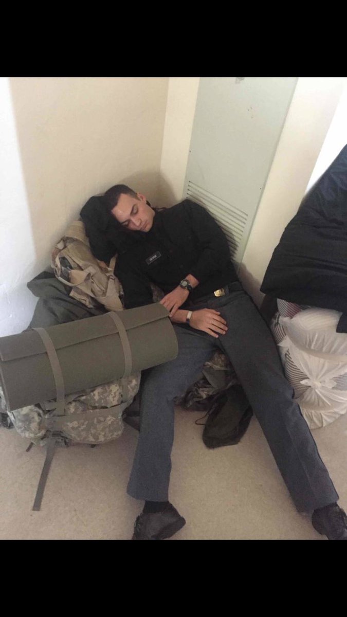 wekoneczny's tweet photo. VMI Cadets  trying to survive the #GreatHayFamine2017 #RahVaMil https://t.co/F64nM5EXyQ