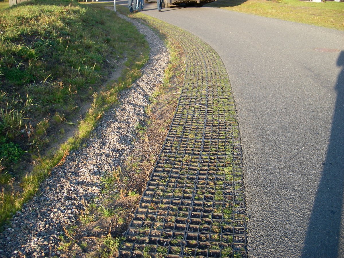 EcorasterNA1's tweet photo. this weather reveals asphalt cracks #softshoulder #reinforcement #Ecoraster keeps asphalt in place & reduces repair costs #EcorasterCanHelp https://t.co/w28FfkXC26