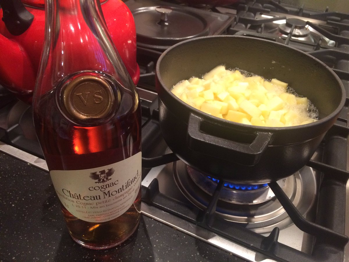 Houtappels's tweet image. Ik maak appelmoes. Maar met een flinke scheut cognac! En dat ruikt lekker...