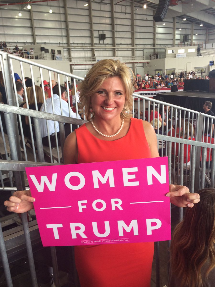 sonya_inman's tweet photo. This was a once in a lifetime experience! So glad I got to experience!
#womenfortrump 
#trump https://t.co/jHxLoC6brf