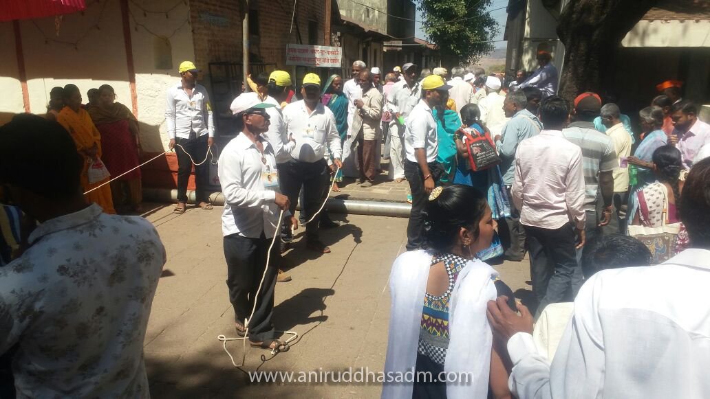 aniruddhasadm's tweet photo. Volunteers of @AniruddhasADM performed crowd management seva during #Dasnavmi Event, at #Sajjangad #Satara on 20-Feb https://t.co/NYDR5AKGVe