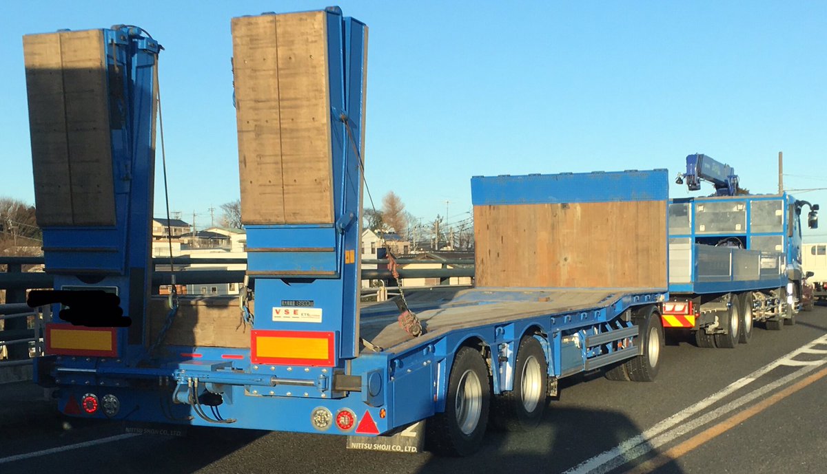 光こっき 牽引車 は国内最大級のクレーン付き4軸セルフローダーの大型トラックで 後部のピントルフックから被牽引側の ドーリー式重機運搬用トレーラーを引っ張っているんです ビッグリしましたw メーカーは国内の日通サンチーム 日本でもヨーロッパ