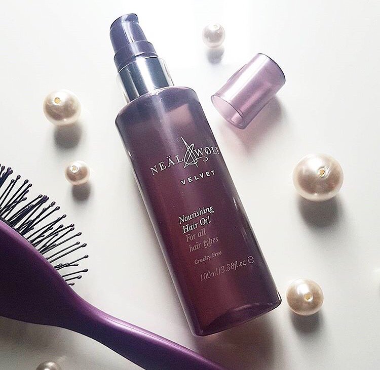 NealandWolf's tweet photo. Nothing nourishes frazzled locks faster than a shine boosting hair oil. #haircare https://t.co/2FOb0SES6C