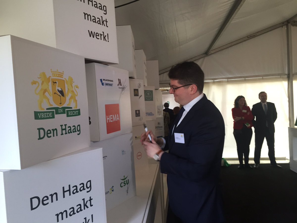CvanBoheemen's tweet photo. #WerktopDH van start. Werkgevers die een handtekening zetten bij hun logo ivm de werkakkoorden en de wethouder die speecht. https://t.co/7jqR78woPq