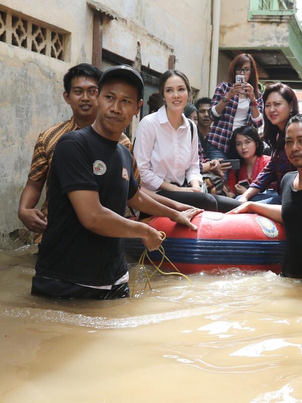 bungdree's tweet photo. Akhirnya ada pendukung ahok yang wisata banjir 😂👉 https://t.co/fXl3e5jJ4s