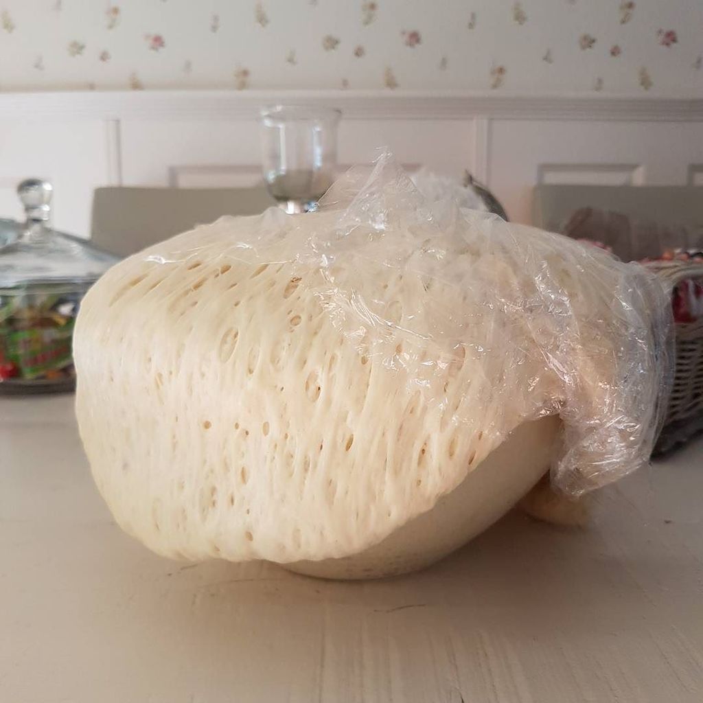 RomanticCrafts's tweet photo. #Icannotbake To much yeast I think🙄😐#dinnerrolls #bake #baking #bread #food #cook #disaster https://t.co/sN77YmKxW5 https://t.co/TRj23OBcZZ