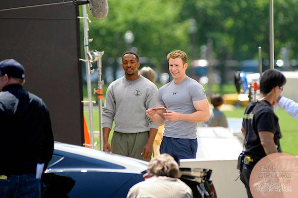 IniciativaV's tweet photo. #MartesDelRecuerdo: @AnthonyMackie y @ChrisEvans en el set de #CaptainAmericaTheWinterSoldier ❄ https://t.co/laBamzN0pX