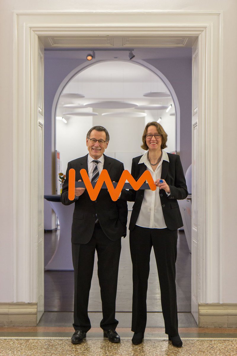 IWMtue's tweet photo. Direktoratsübergabe: Prof. Hesse übergibt die Leitung des IWM an die neue Direktorin Prof. Cress @ucress @hesse_Friedrich https://t.co/wmtOr5Vyrq