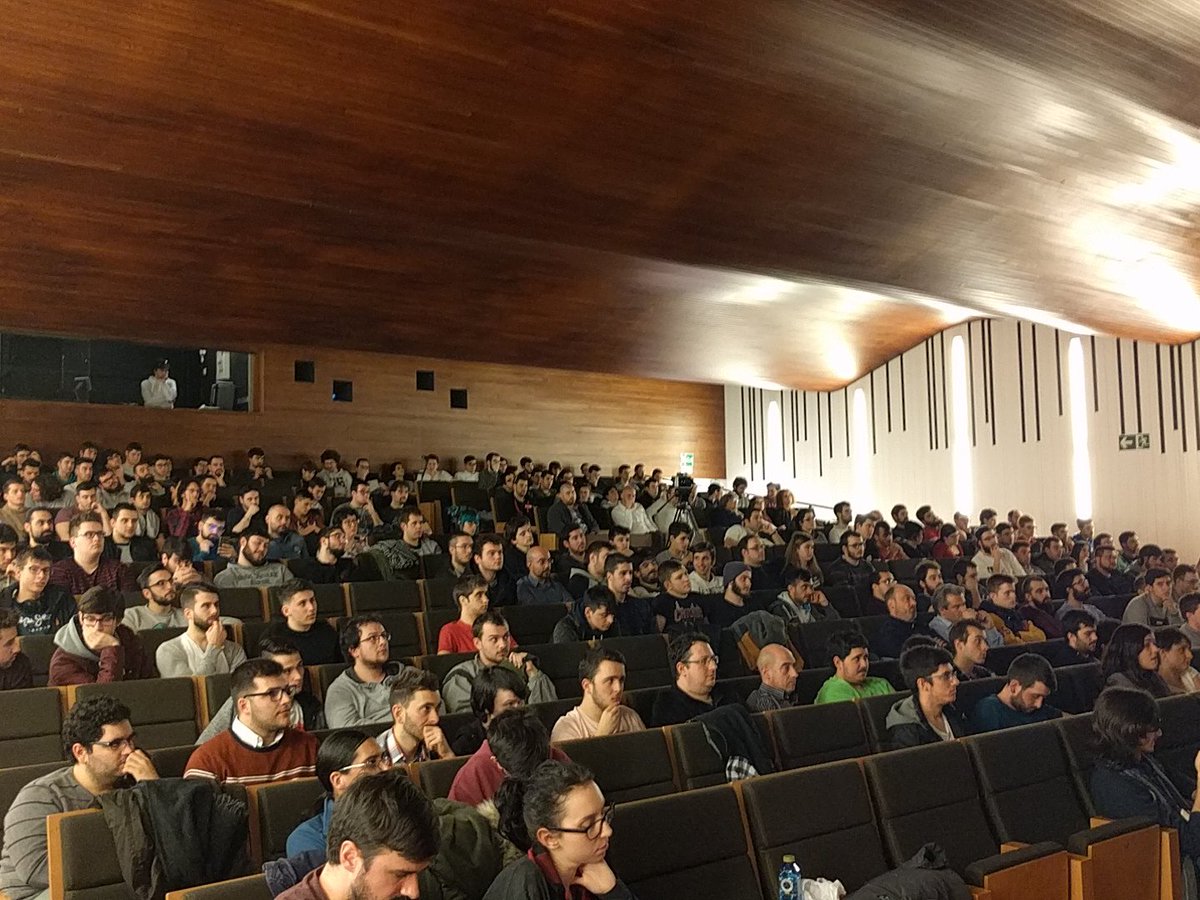 davilagrau's tweet photo. Lleno absoluto en el #GDGVigoDevsParade Gracias a todos por participar! https://t.co/8P5g0FYm4a