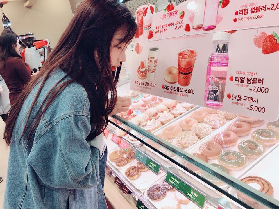 diastagram's tweet photo. mbk.dia: [#빈스패치] 코엑스의 긴생머리그녀는 제빵왕 #제니 🍩
다이어트 때문에 빵을 먹지 못하여 #제무룩
울지마요 제니양😭
#binspatch #JENNY https://t.co/FyCAHLCp8t