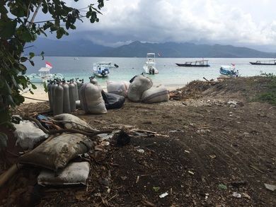 oceangen_'s tweet image. Read the firsthand account of Indonesian plastic pollution buff.ly/2lcinUf via @NatGeo #plasticpollution