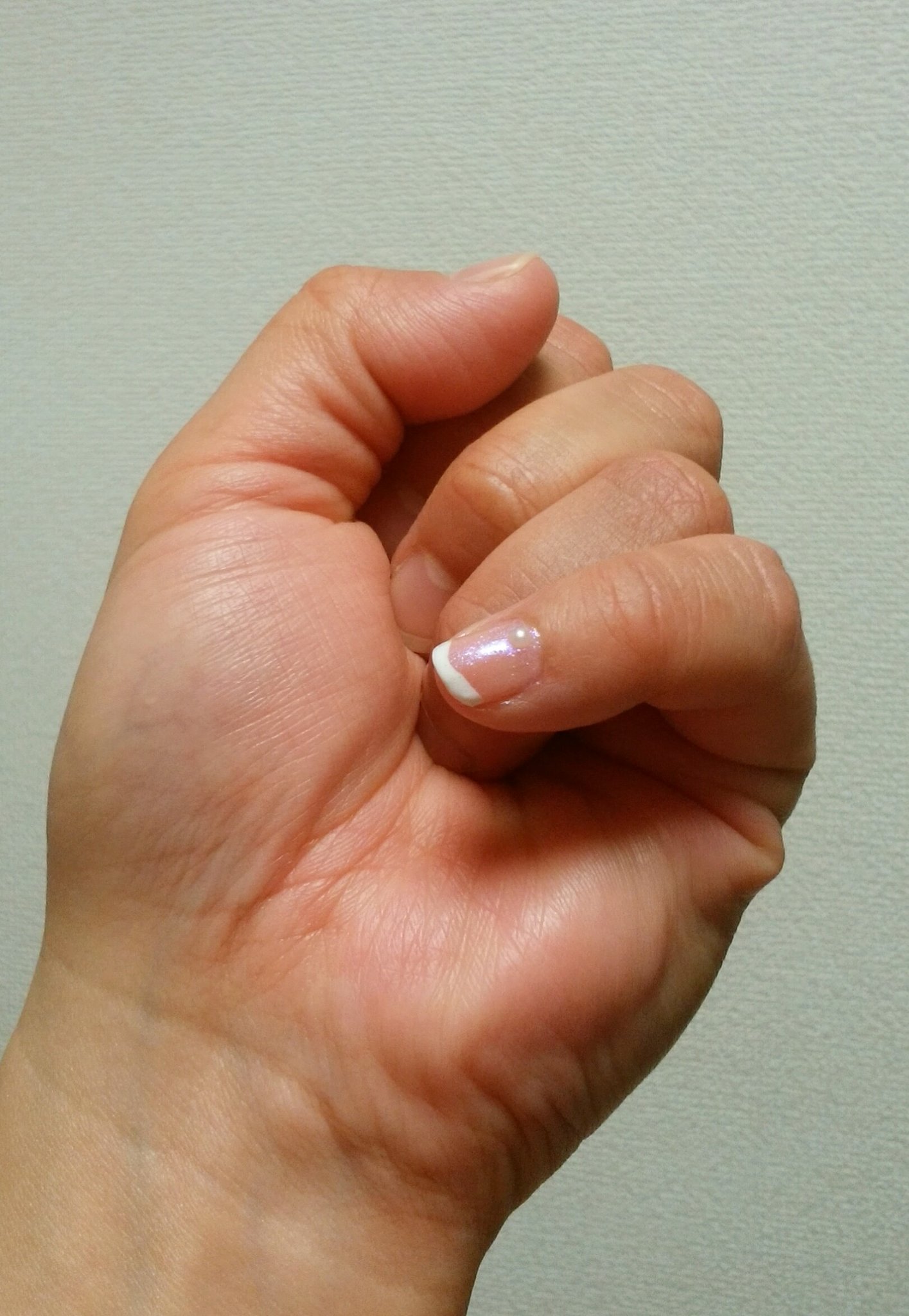 تويتر けいる على تويتر 家事炊事するからネイルはよろしくないんでしょうけど レジバイトも辞めたし何となくやってみたい と害の少なそうな左手小指だけネイルしてみました シンプルフレンチ系に1つパール乗せ 楽しいんですが ジェルじゃない普通のポリッシュ