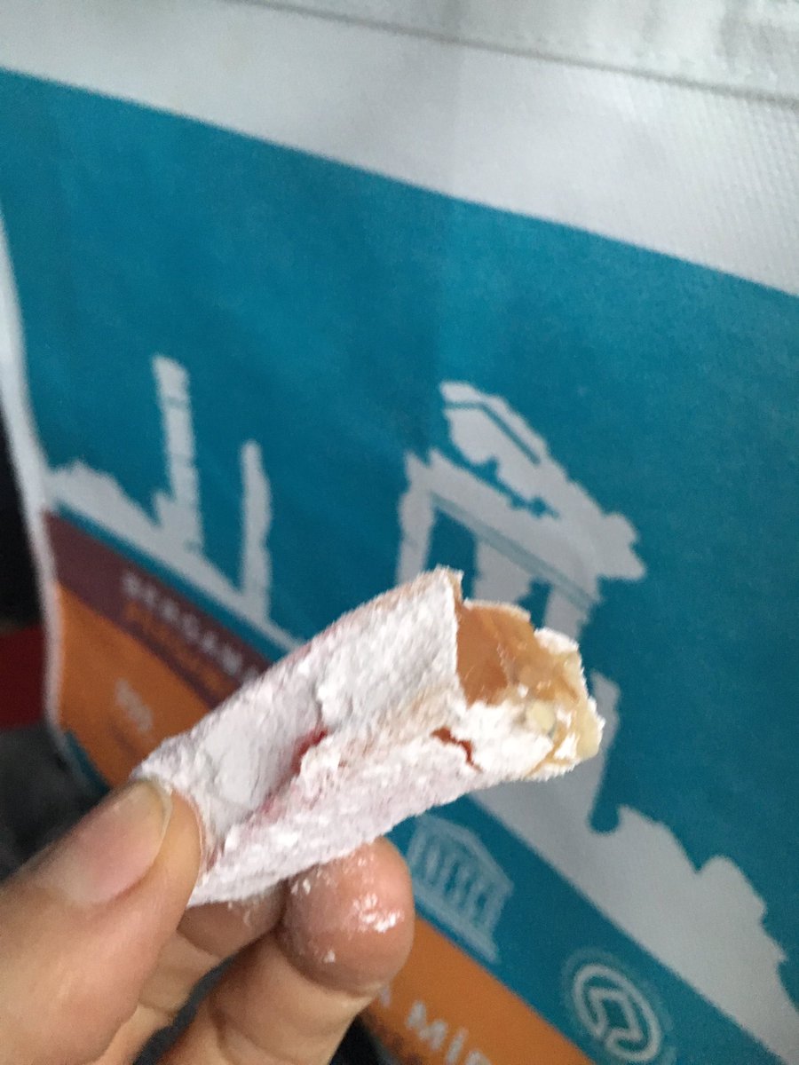 fashion4travel's tweet photo. Chi sa cos'è questa delizia? Li fanno in tutta la Turchia ma quelli di Pergamo hanno una ricetta speciale #VisitIzmir #bloggercasting https://t.co/V6sArf06ll