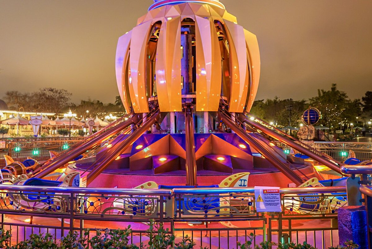 Elicoptero29's tweet photo. #astroorbitor #Disneyland #Tomorrowland #NightPhotography #photography #disneytweet #Disney #disney https://t.co/CotYGREXNV