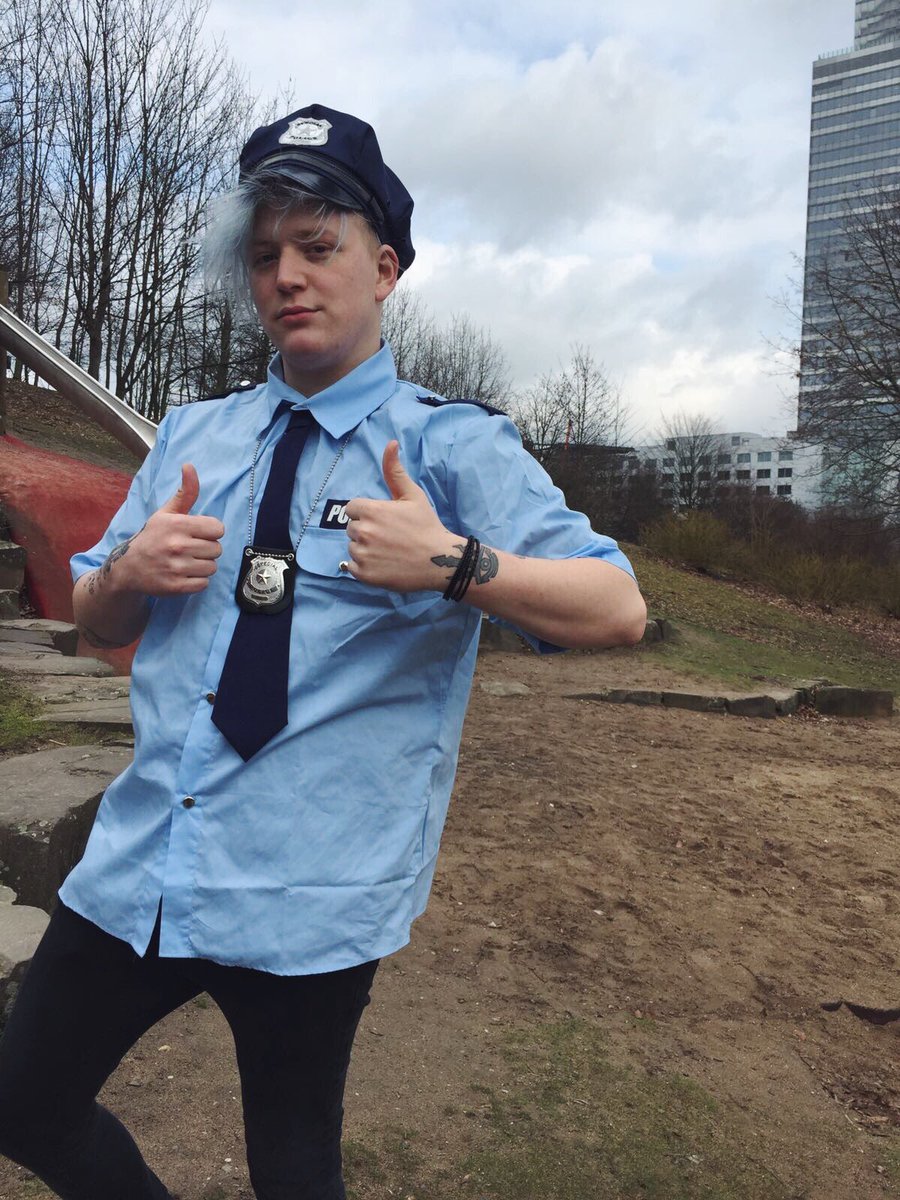 Niacavaon's tweet photo. Daumen hoch für diese Aktion! 🌝👮🏼
https://t.co/6VuRrxD8Rt https://t.co/rVHJ6a3eDj