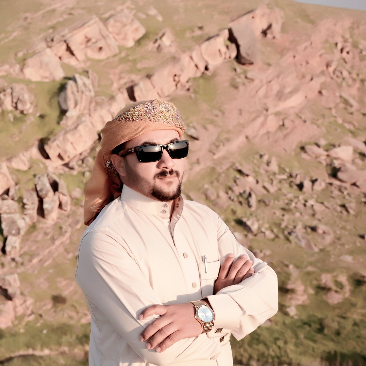 يذبحني الشوق دام الشوق مجنونك حتى وانا جنبك الاشواق تشعاني .
ياغاية القلب كيف الحال وشلونك من غبت عني وانا للحين مرضاني...❤❤..