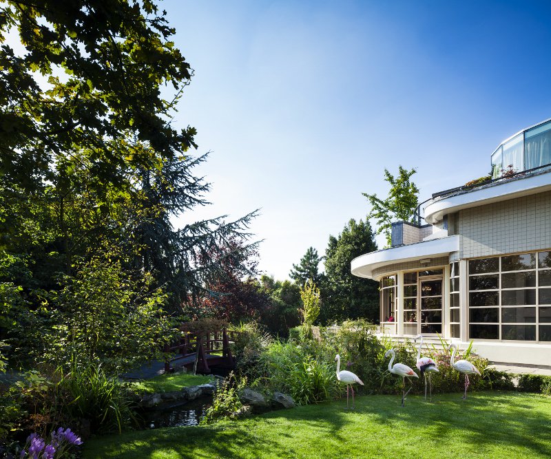 Let the resident flamingos &amp; the 75 year old Mulberry Tree on <a href="/TheRoofGardens/">The Roof Gardens</a> be your backdrop... bit.ly/2kAik4b #london #venue