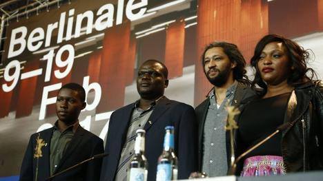 sarakab76's tweet photo. Alla Berlinale va in scena #Félicité e vince l'Orso d'argento Gran premio della giuria.
https://t.co/ROAy8FOtpj https://t.co/dZgo3I24hX