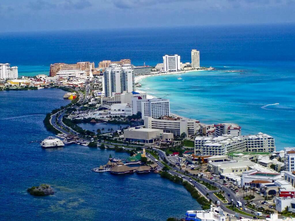 archangello67's tweet photo. @PaolaVirrueta buen dia Paola. Te envio un beso y abrazo desde #Cancún 😘😘😘🌷 https://t.co/AEcQgFcOiW