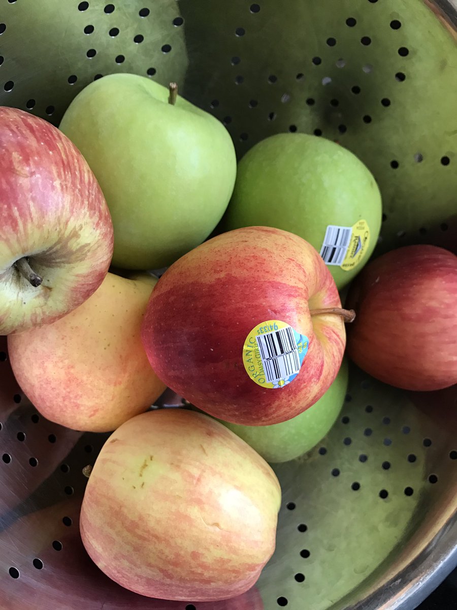 saudiachila's tweet image. About to clean and prepare these apples for a #Vegan Dutch Apple Pie. #ClientOrder 🍏🍎 

- Quality food starts with quality ingredients! 💚