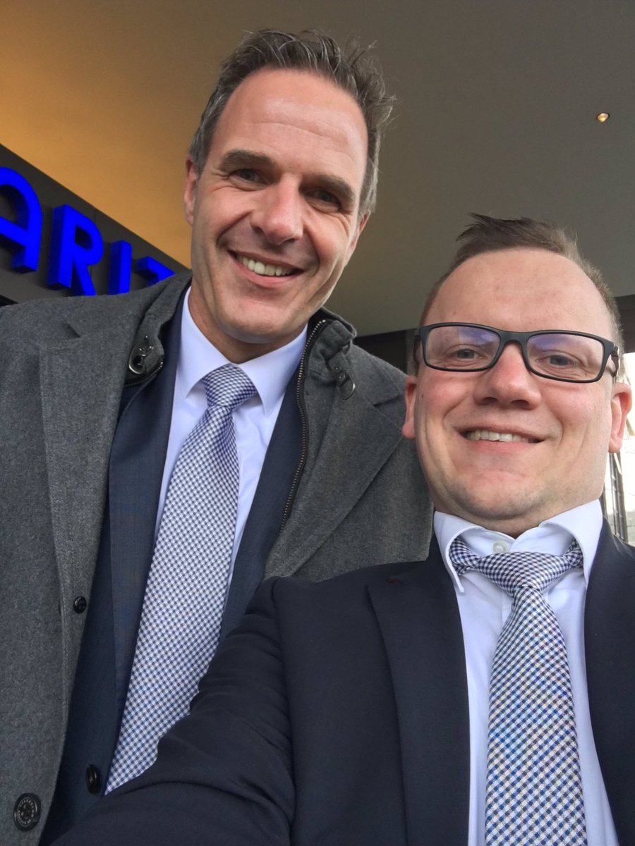 armin_haas's tweet photo. Viele Gemeinsamkeiten (außer Krawatte) zwischen #Kliniken u. #Hersteller auf der @BVMed #eCommerce Konferenz entdeckt #goingfurtherforhealth https://t.co/6BL3ULgs8t