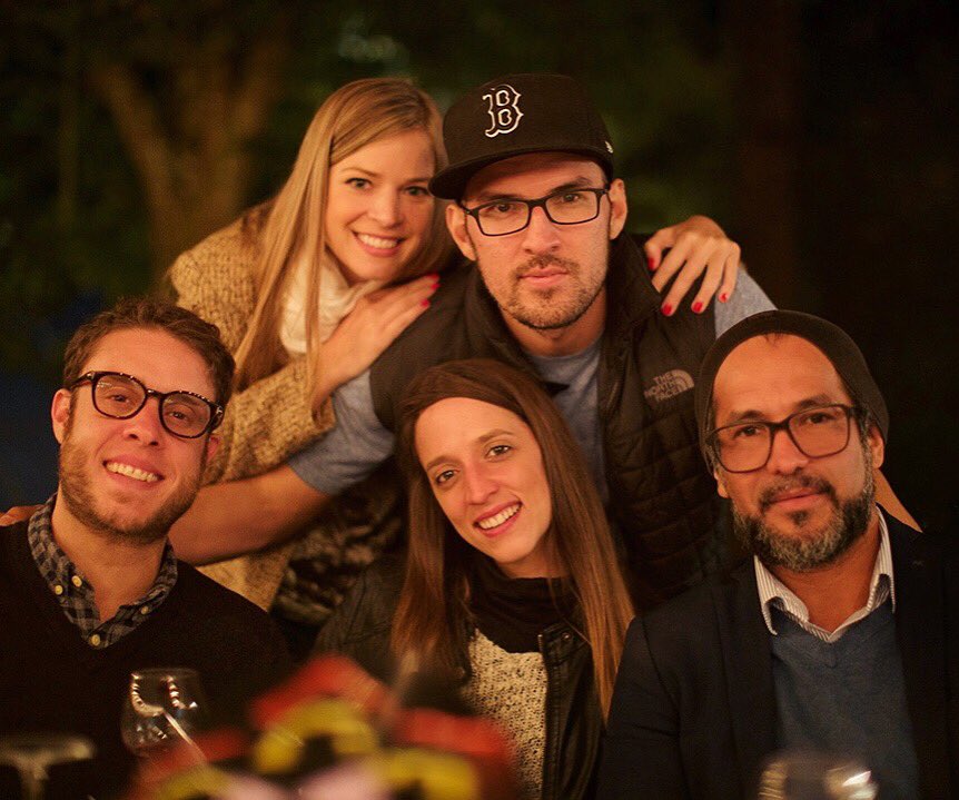 No hay mejor escondite que la amistad que se junta en mesa clandestina <a href="/annacmaier/">Anna Carolina Maier</a> <a href="/donaldobarros/">DoBa - 12 || 25</a> <a href="/jairogudino/">jgudino</a> <a href="/joserguzman/">Jóse R Guzmán</a> #1añoClandestino