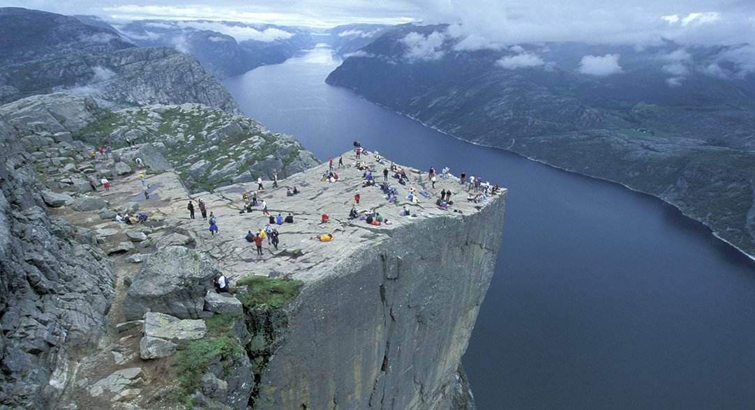 Stien opp til Preikestolen har vært ekstra isete og glatt, men fra i morgen skal det igjen være mulig å gå dit. ow.ly/vcec309cXJV