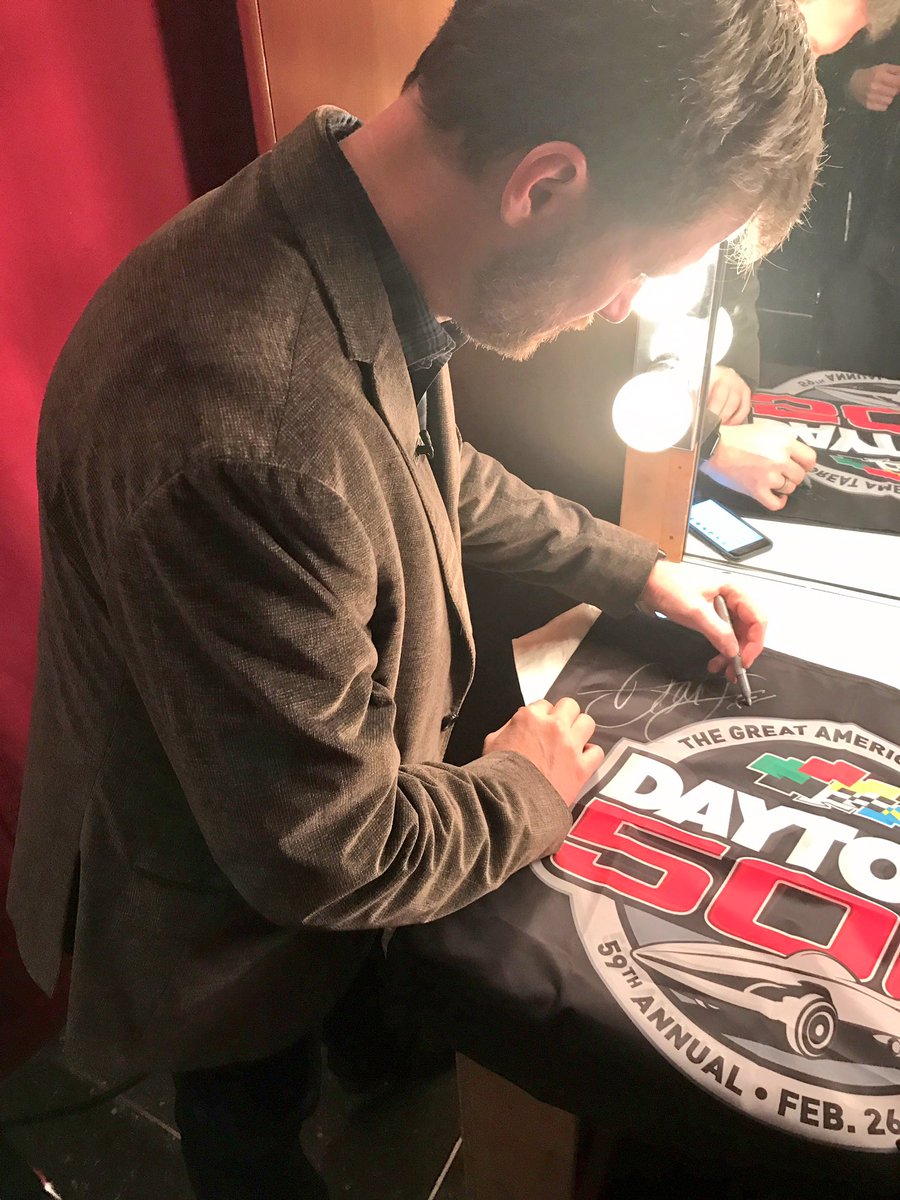 DAYTONA's tweet image. Want to win a #DAYTONA500 flag signed by @DaleJr?! RETWEET and we'll pick a random winner at 2:00pm ET! #ROADTODAYTONA500