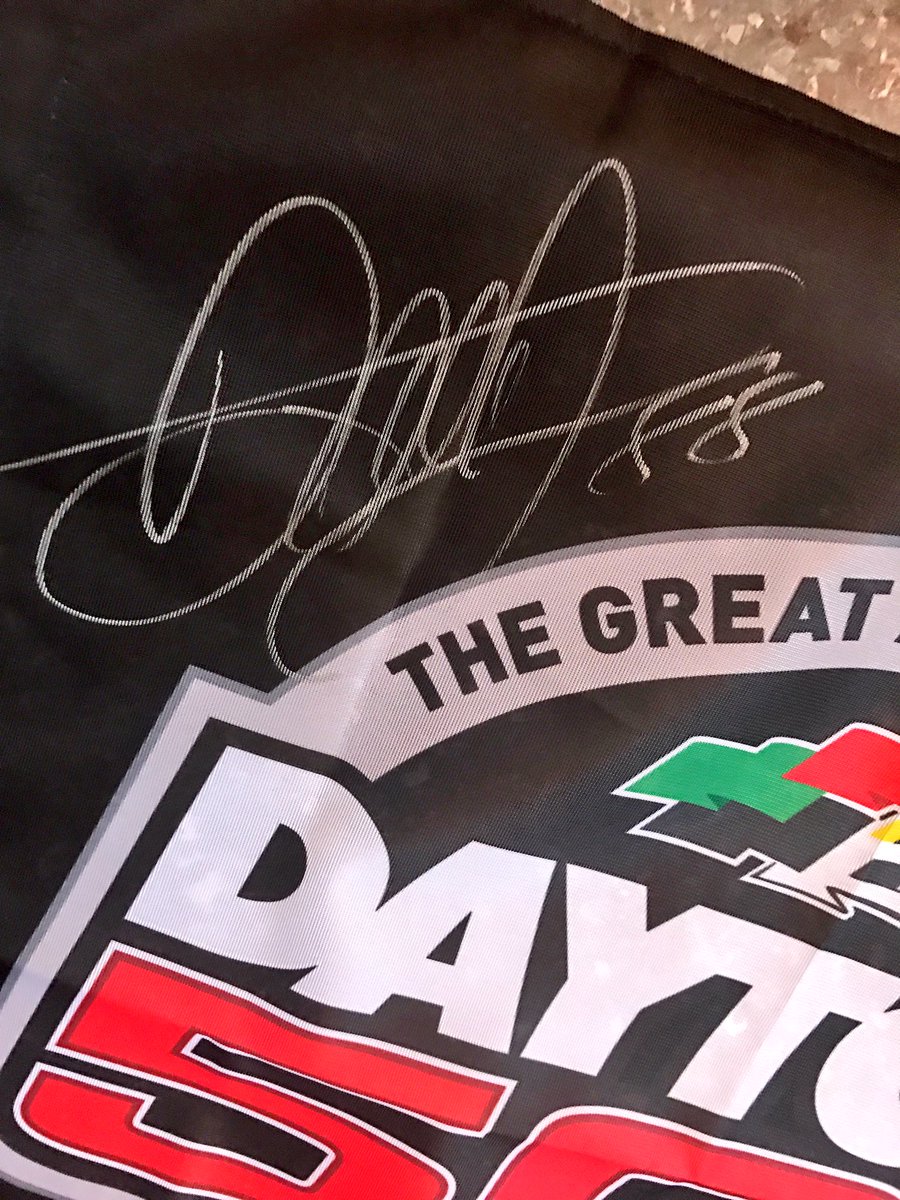 DAYTONA's tweet image. Want to win a #DAYTONA500 flag signed by @DaleJr?! RETWEET and we'll pick a random winner at 2:00pm ET! #ROADTODAYTONA500