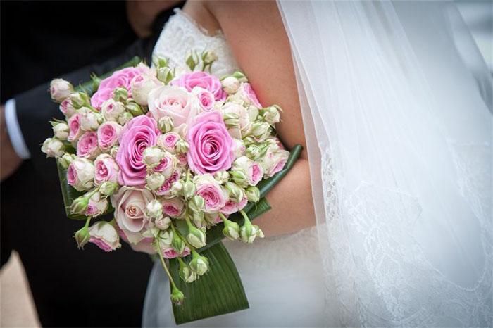 BrideMag's tweet photo. How to choose the perfect wedding bouquet, from @MoysesStevens: https://t.co/a6lXjZsmhp https://t.co/J9ujNyXRqT