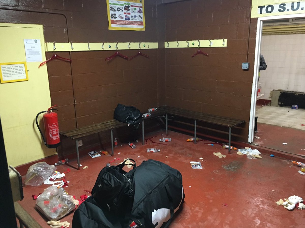 onorioferraro's tweet photo. L'#Arsenal lascia gli spogliatoi del #SuttonUnited in queste condizioni: nessun problema però, i Gunners devolvono 50.000£. #SuttonvsArsenal https://t.co/RqJVQSFi4v