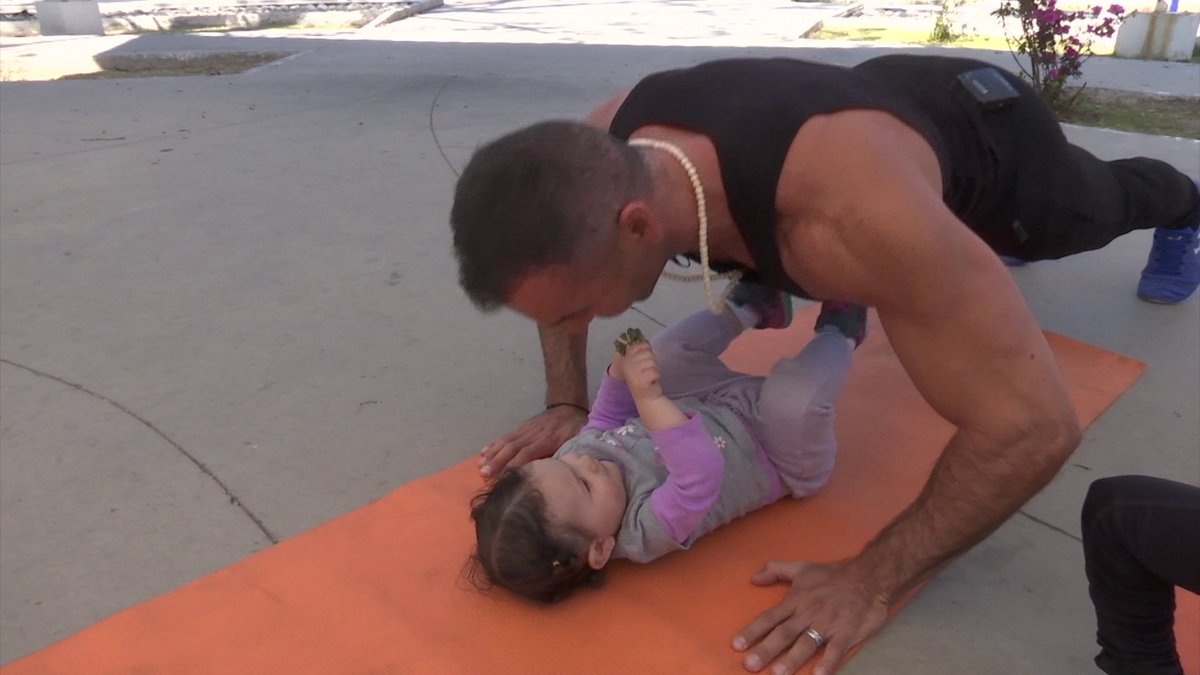 diegodimarcos's tweet photo. hoy en #AlaireConPaola #MamaFit con #bebeFit ejercicios para #mamás @PonteFitTDN @TD_Deportes https://t.co/OF9oMrI03i