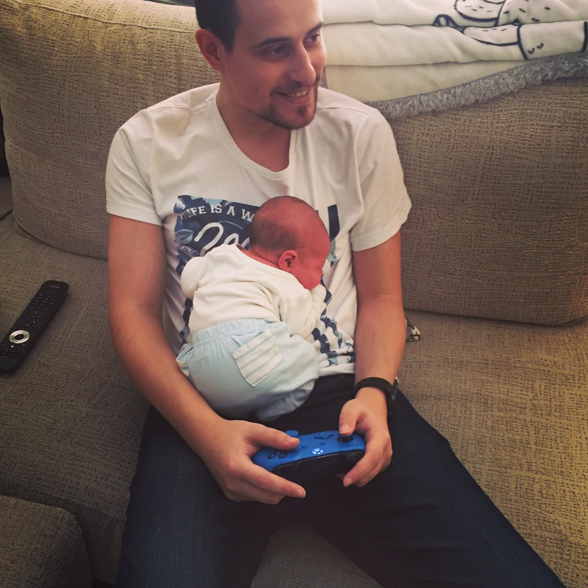 sergimm3's tweet photo. Coses que no canvien... #papafreak #papagamer #Nilmg #happy @vvhisp3r 😍♥️🎮 https://t.co/OOxidTO9Dq