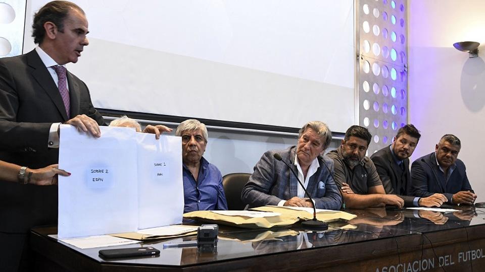 DeportesLN's tweet photo. Cómo elegirá la AFA a la nueva TV del fútbol: los 7 dirigentes que evaluarán las ofertas y por qué el dinero no ... https://t.co/y78q6zAz2h https://t.co/wDN87jWiZn