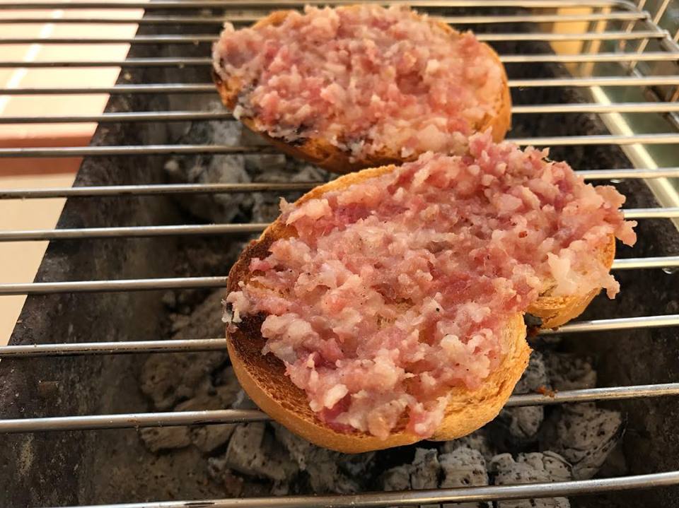 MarcheTourism's tweet photo. Pane e salsiccia: un pranzetto veloce ma gustoso e genuino! #destinazionemarche Buon appetito Foto eryg_46 https://t.co/FDEKHECTEq