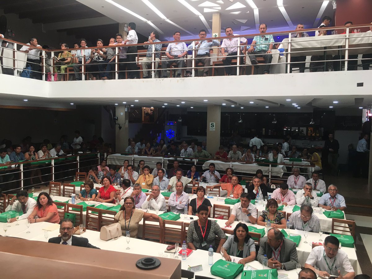 Cima24's tweet photo. Nuestro CEO @machadoroy hablando de cómo gestionar en servicios para una fidelizacion de clientes #CIMA24 https://t.co/Lc2FQfNCvV