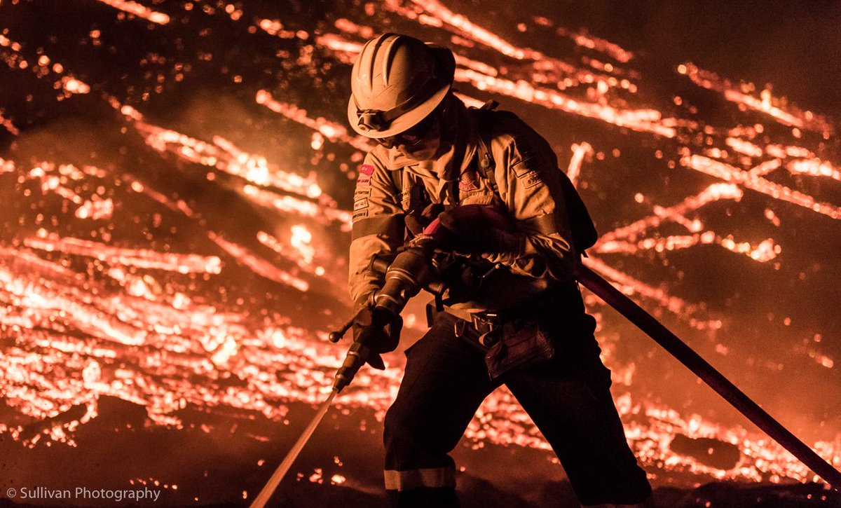 Justin_Sulli's tweet photo. FullAlbum @ last nights battle at #SimonsbergFire - https://t.co/rOCAfUOsgX // @VulcanWildfire @vwsfires @ewnupdates @KFMza @WesternCapeGov https://t.co/KLwRemUCVW