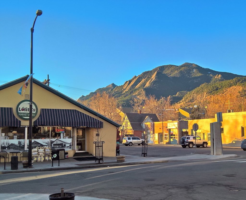mcoperahouse's tweet photo. Boulder looks like I remembered it. #cheapflight #seefriends #jimthorpeiscool https://t.co/Fus3fIg77w https://t.co/6pGPyZx6px