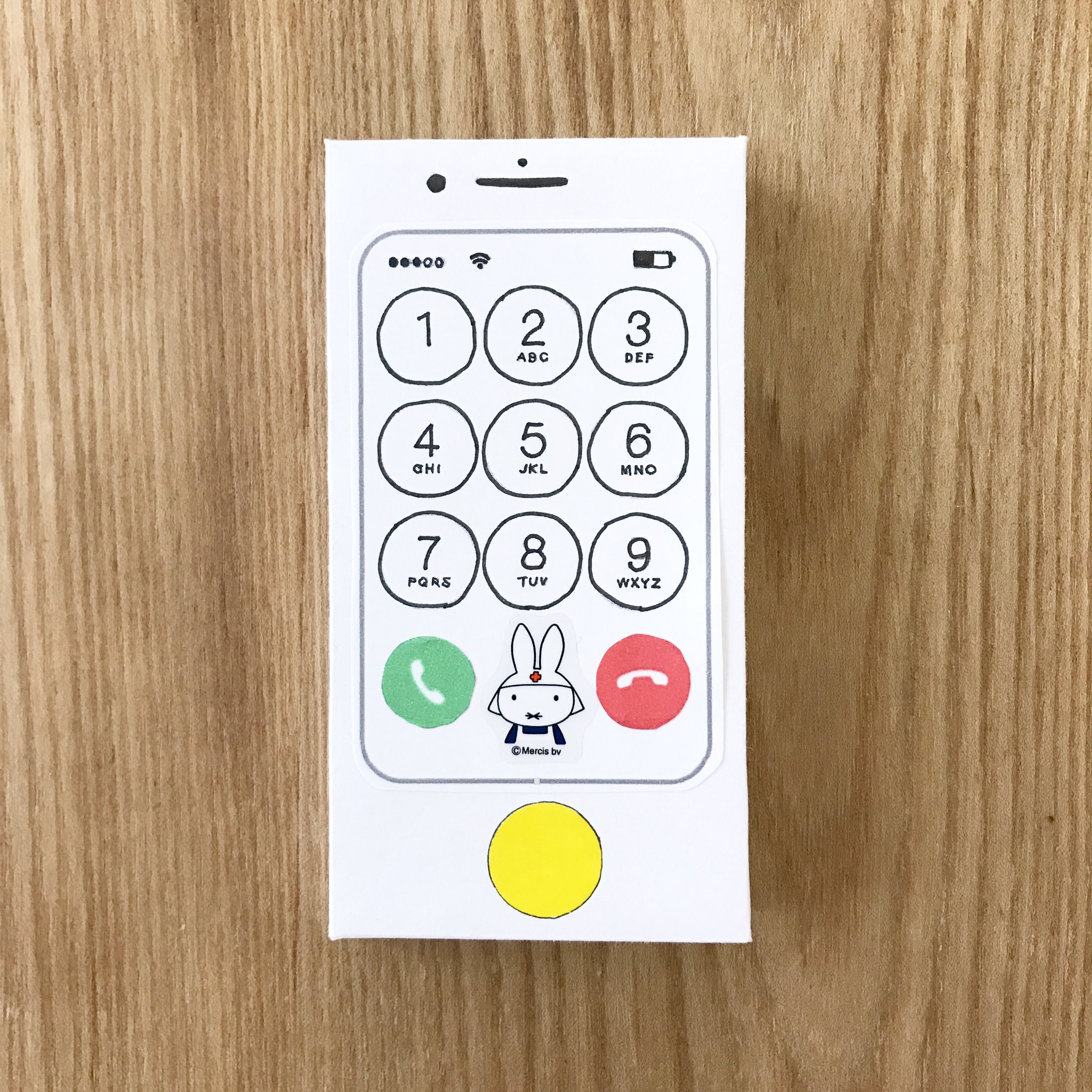 えりんぎ坊や En Twitter 娘 1歳9ヶ月 用のスマホのおもちゃ を作りました 空箱をスマホサイズにカットして白画用紙で覆いデザインを施したもの 救急ミッフィーは緊急用電話ボタン 裏はアップルならぬキャロット 自分用の スマホが