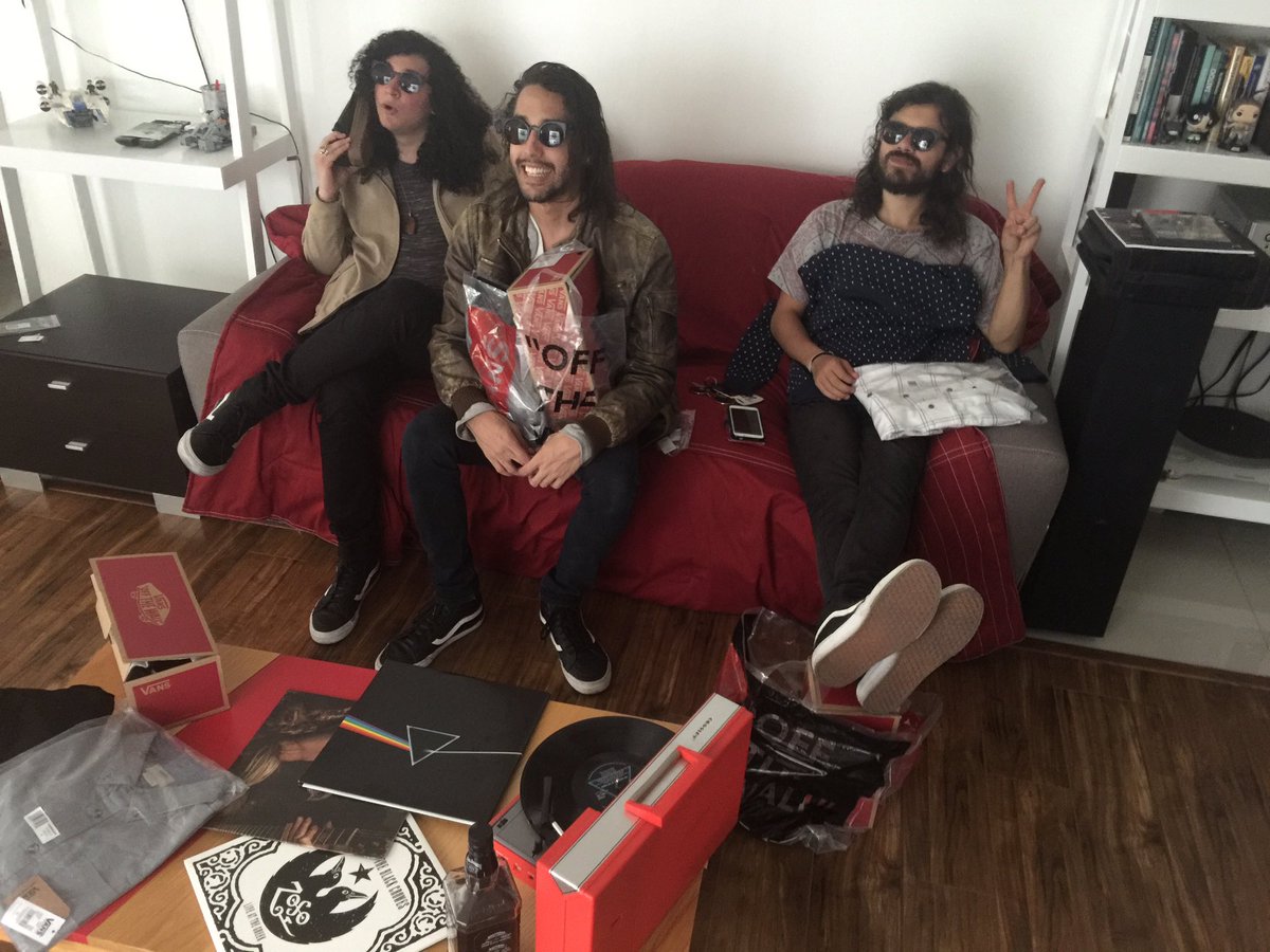 Boxx_Records's tweet photo. Los @JohnNastyBoots en #boxxrecords con sus kits de @vans_mx Enorme apoyo a la escena nacional #nastyandrawtour #sidestripeis rock mexicano! https://t.co/2EOO2RORz7
