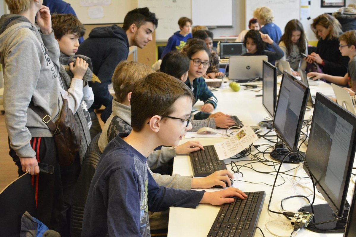 Coderdojo020's tweet image. Tijdens de afgelopen bijeenkomst hebben de kids superleuke dingen gedaan met #minecraft waaronder #codeorg #blender en #python in #minecraft