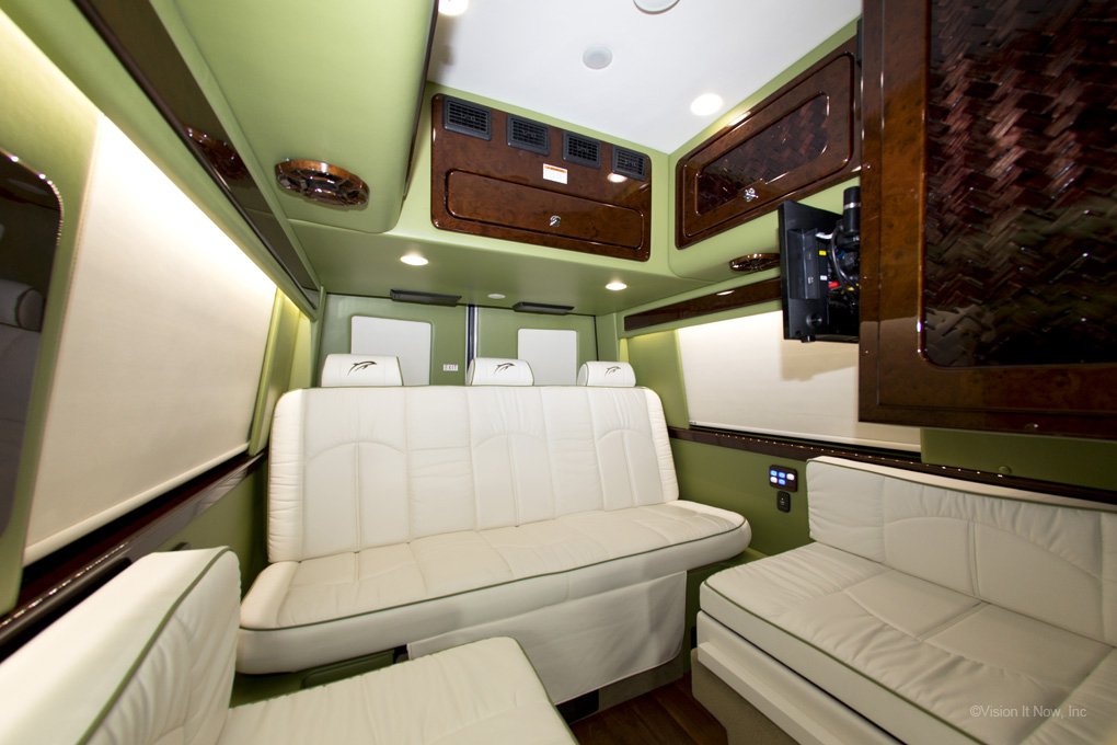 DolphinMtrCoach's tweet photo. Look at all that room! #grandcoach #dolphinseries https://t.co/BirqM9e7XK https://t.co/SX7HY4YXrI