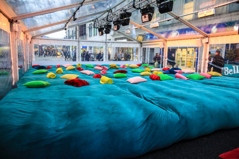 CircleAgency's tweet photo. Did you see our @vaillantuk Warmth Pods &amp; #GuinessWorldRecord breaking beanbag in #Manchester? Check it out here: https://t.co/AKlM3KbQ9m https://t.co/2bBoSWD4VH