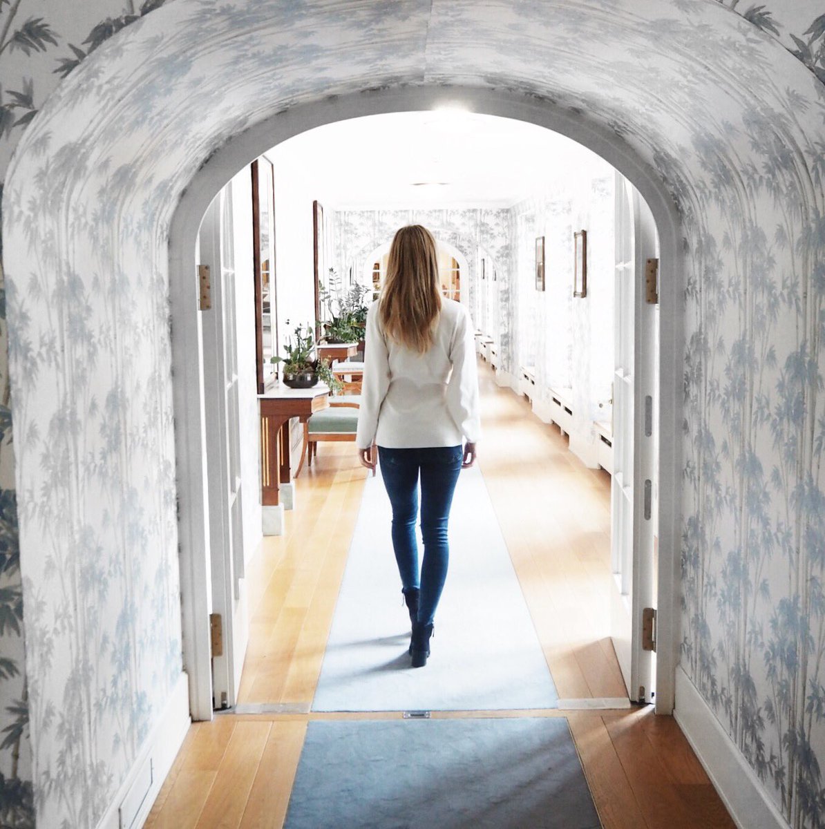 zwithlove's tweet photo. I'm massively generalising here but Germany has some lovely corridors #panasonicstyle https://t.co/PqoXWI06Hp