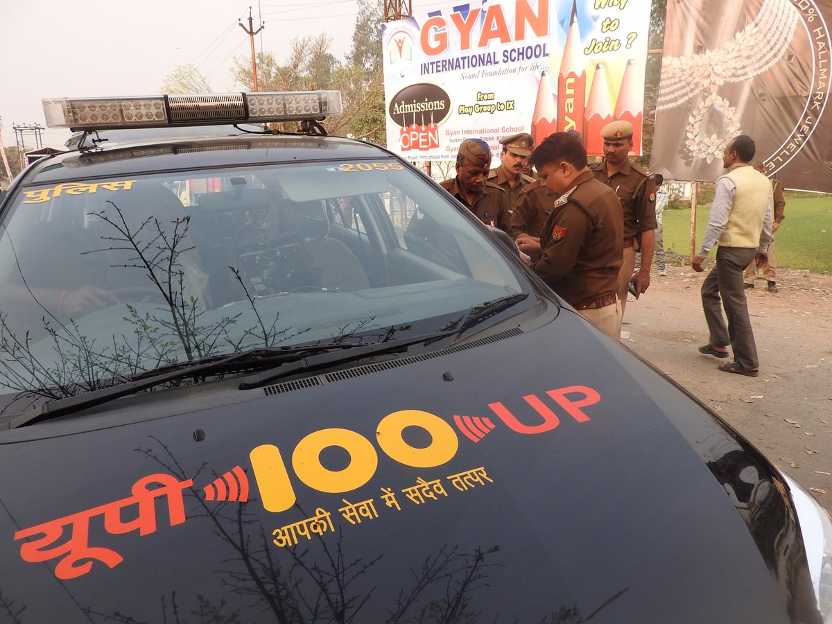 pilibhitpolice's tweet photo. यूपी 100 की गाड़ी को चैक करते हुए एवं गाड़ी के पुलिस कर्मियों को दिशा-निर्देश देते हुए पुलिस अधीक्षक पीलीभीत। #uppolice @up100 @Uppolice https://t.co/L0nOahxRRC
