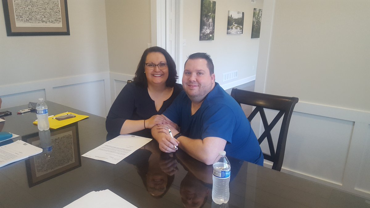 midwestpropres's tweet photo. Another happy homeowner!  Congrats to Alicia &amp; Sean on the purchase of their new home!  #LiveABetterLife #LSRealEstate https://t.co/678fFJ9SKV