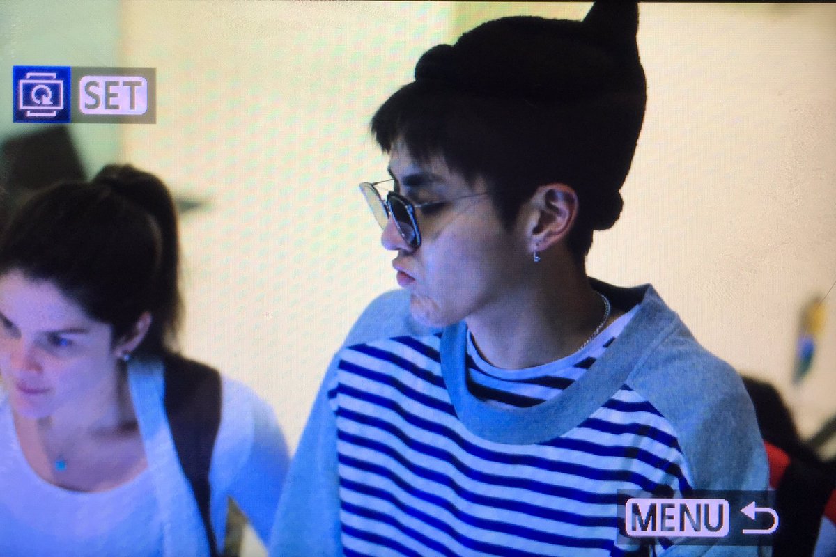PureU_kris's tweet photo. 170221London✈️ #KrisWu #BurberryShow #LFW #wuyifan https://t.co/Af3RJU77LK