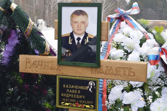 В Пензе могила погибшего в Сирии морпеха утопает в цветах и венках - pravda-news.ru/topic/75619.ht…