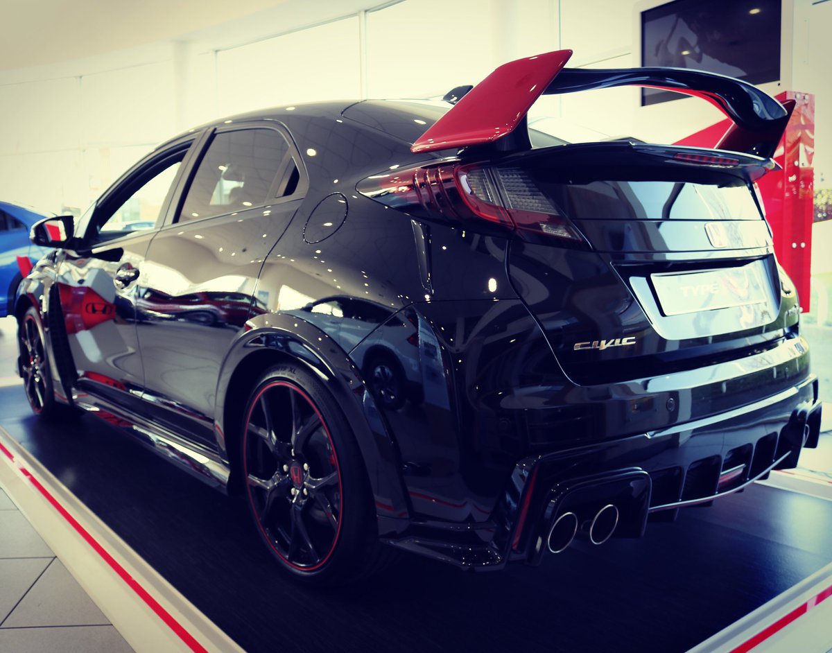 petrol_ped's tweet photo. Not long now till the @Honda_UK #CivicTypeR joins my #HotHatchSeries It sure holds its own 👍 @hendygroup #Friday6pm https://t.co/uB5nhciAp3